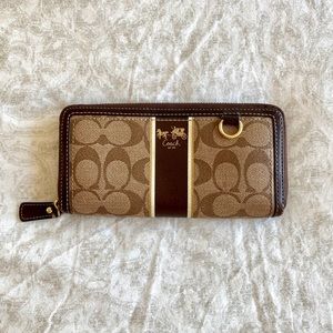 COACH Accordion Zip Wallet in Signature Canvas